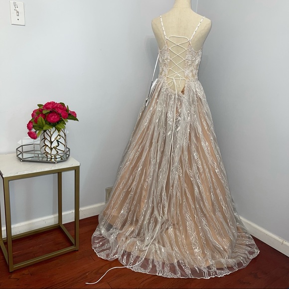 Mac Duggal Floral Appliqué Contrasting Tulle Ballgown New With Tag - Picture 10 of 16